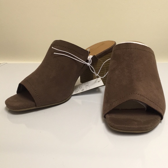 Universal Thread Shoes - 8 Universal Thread Norelle brown faux suede sandal
